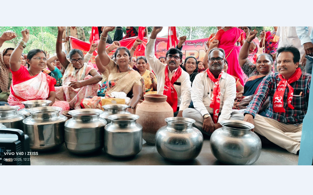 Yellandu : ప్రజా సమస్యలు ప‌రిష్క‌రించాల‌ని సీపీఎం నాయ‌కుల ధ‌ర్నా