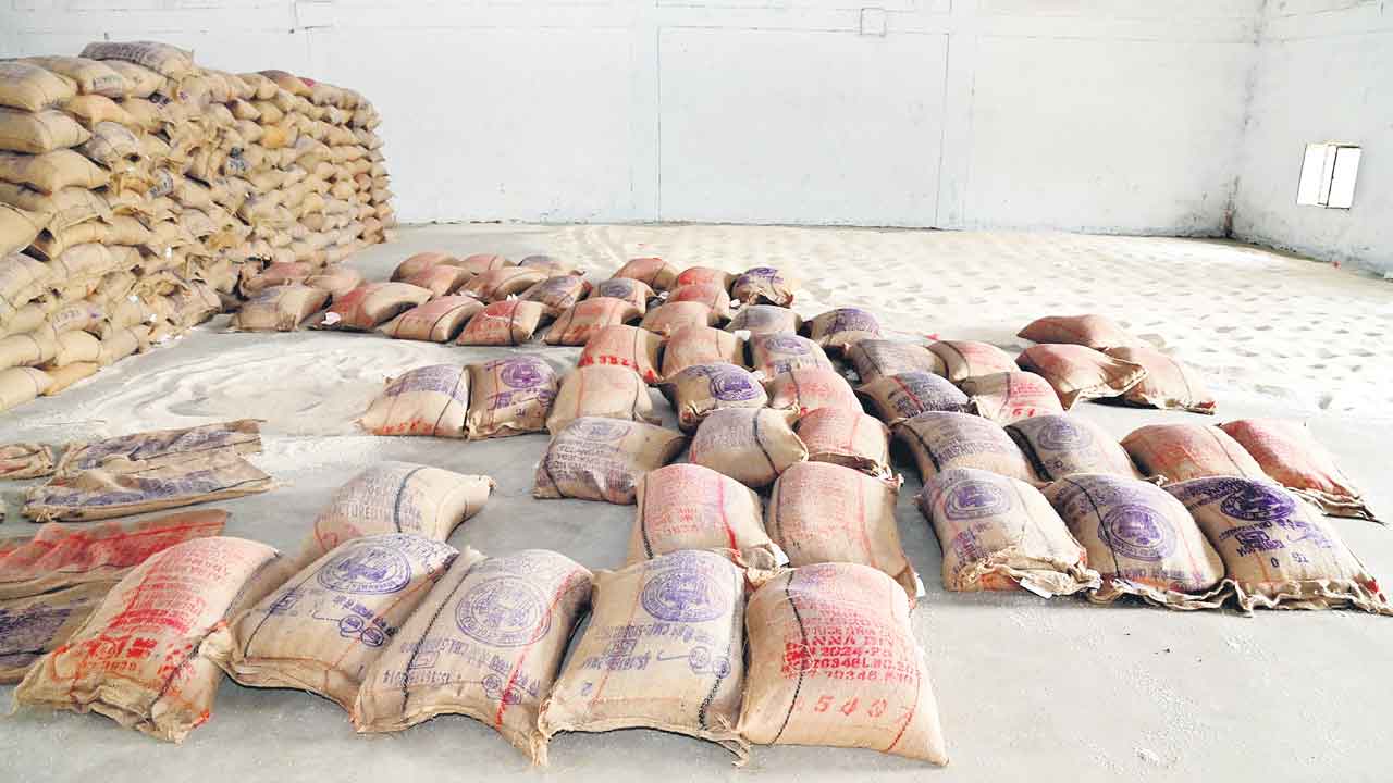 సన్న బియ్యం బుక్కేస్తున్నరు.. సన్న రేషన్‌ బియ్యం తూకంలో తేడాలు..!