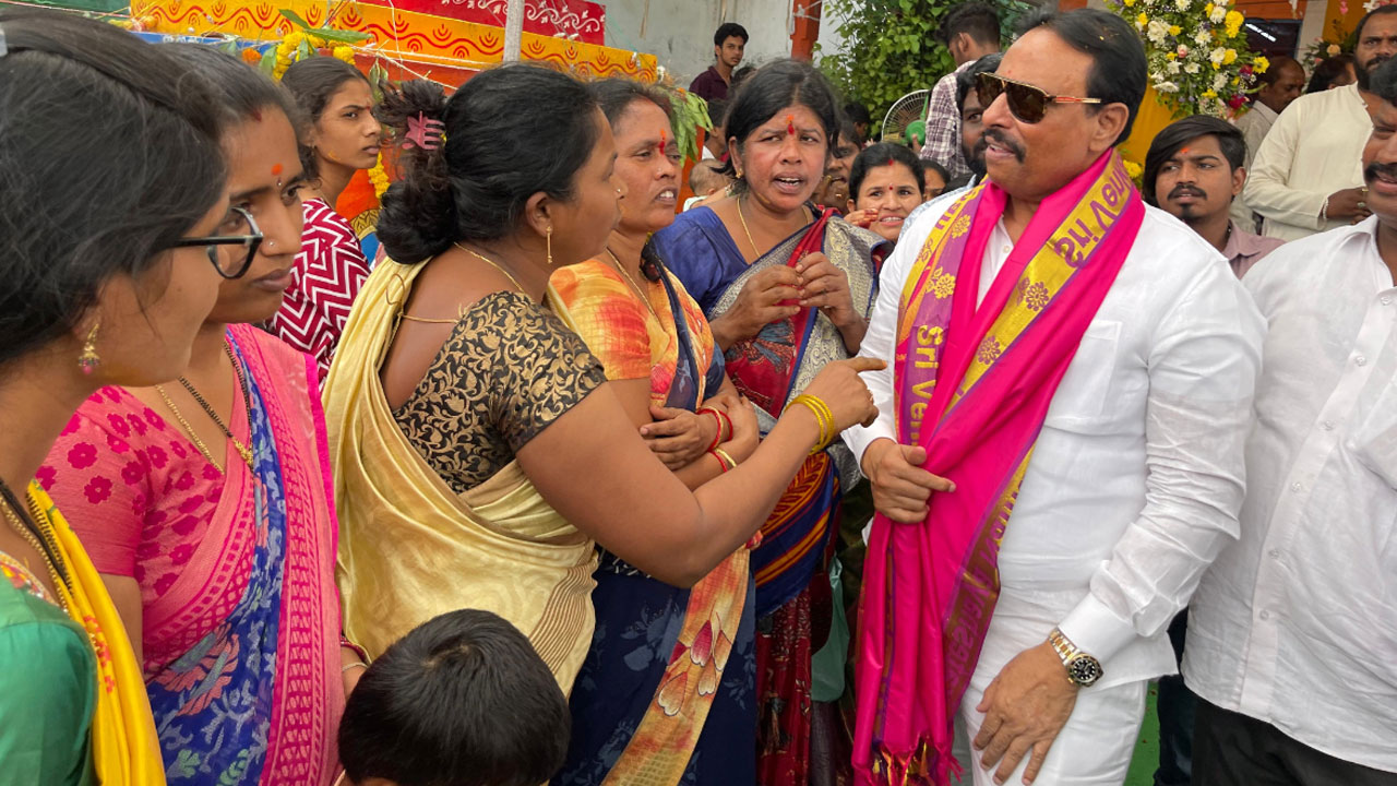 Hyderabad | బ‌స్తీల్లో గుప్పుమంటున్న గంజాయి.. ఎమ్మెల్యేకు మ‌హిళ‌ల ఫిర్యాదు