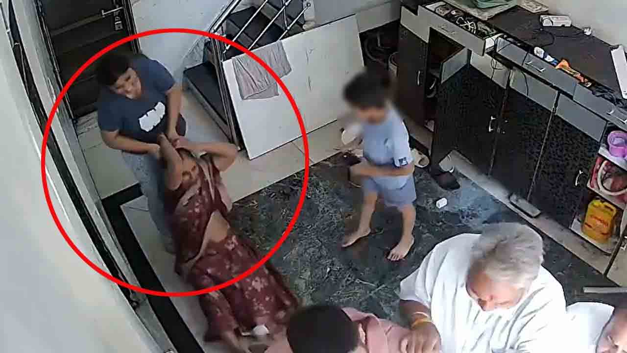 Viral news | జుట్టుపట్టి కింద పడేసి.. నేలపై ఈడ్చి.. అత్తపై కోడలు దాష్టీకం..!