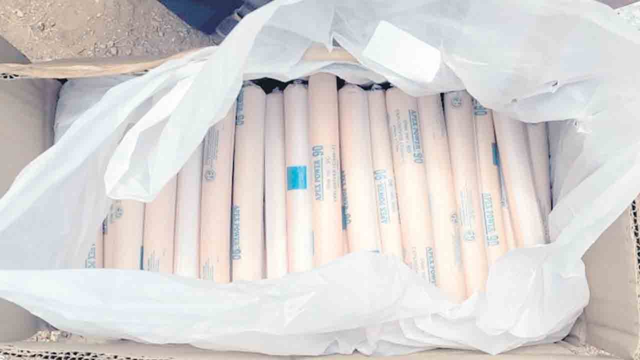 ఆటోలో జిలెటిన్‌ స్టిక్స్‌