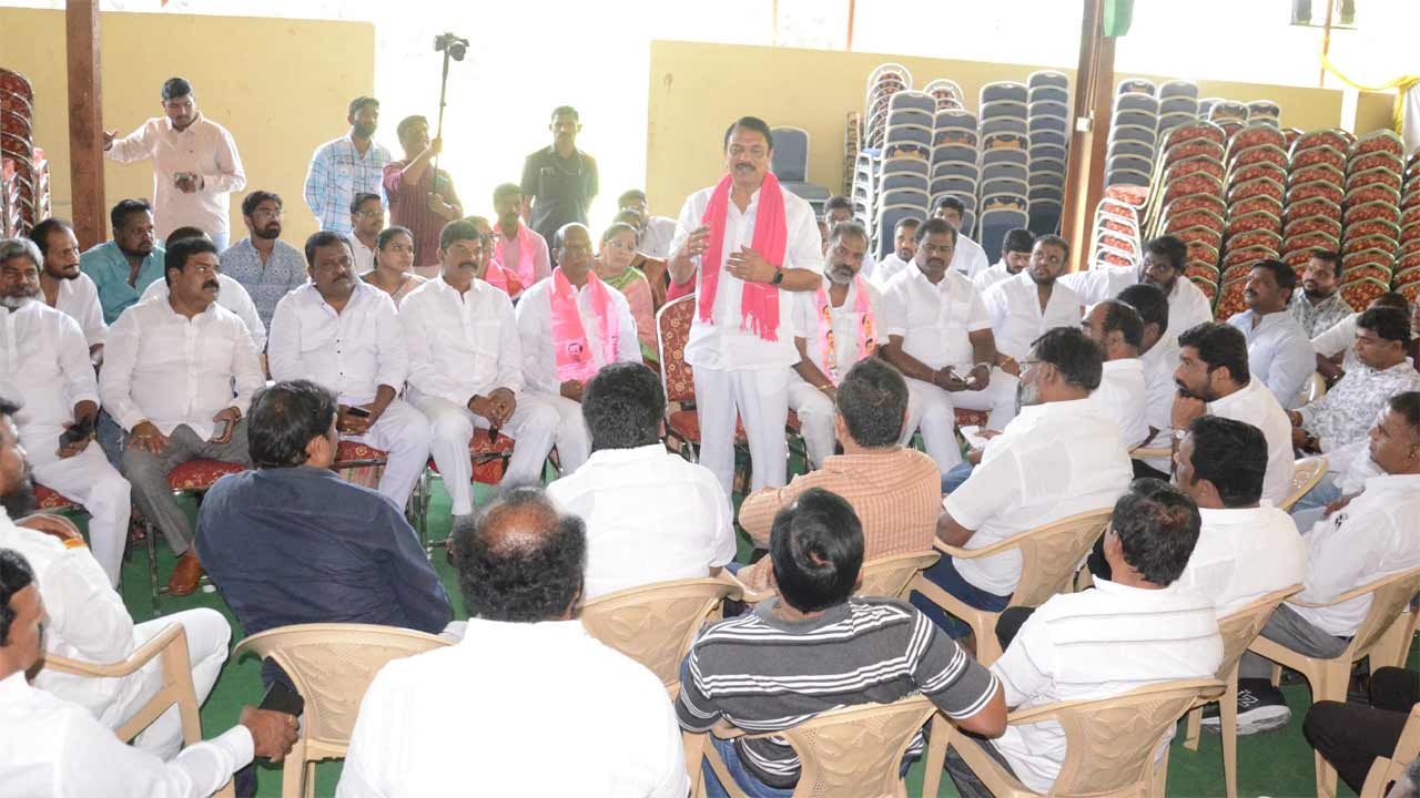 BRS | కనీవిని ఎరుగని రీతిలో రజతోత్సవ మహాసభ జరగబోతుంది: ఎమ్మెల్యే దేవి రెడ్డి సుధీర్ రెడ్డి