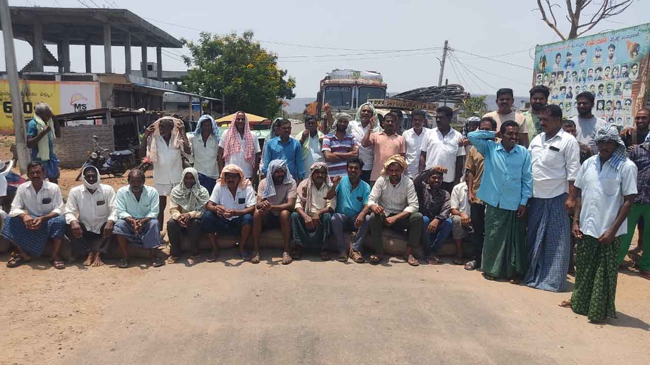 Rice millers | రైస్ మిల్లర్లపై చర్యలు తీసుకోవాలని రైతుల ధర్నా