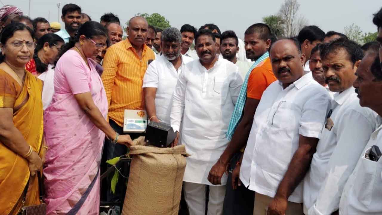 MLA Donthi Madhav Reddy | ధాన్యం కొనుగోలు కేంద్రాన్ని ప్రారంభించిన ఎమ్మెల్యే దొంతి మాధవరెడ్డి