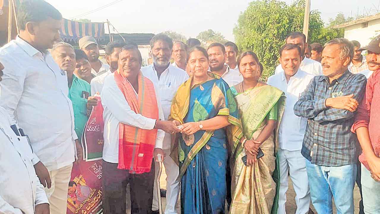 బీఆర్‌ఎస్‌ సభకు దివ్యాంగుడి విరాళం