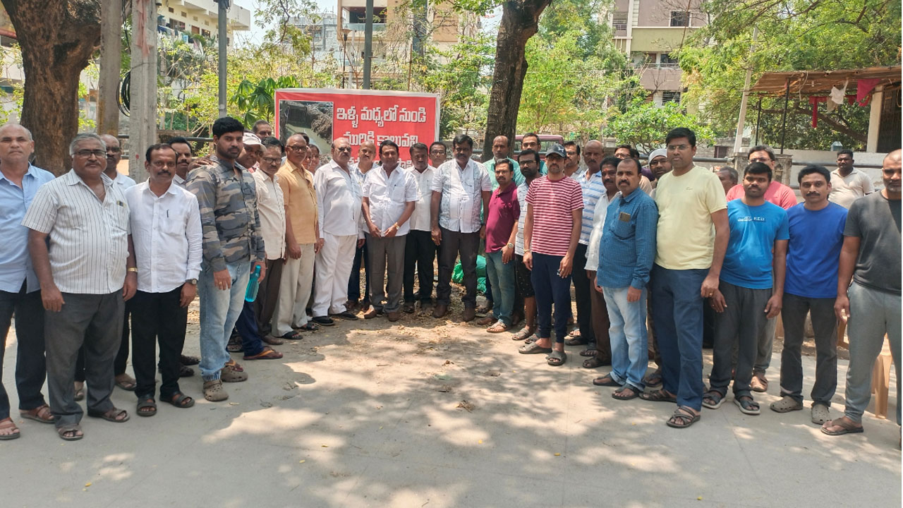 Miyapur | కాలనీ మధ్యలోంచి డ్రైనేజీ నిర్మాణాన్ని ఒప్పుకోం..