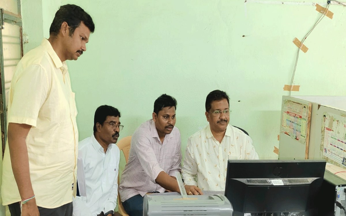 Ration Applications : గడువులోగా రేష‌న్ ద‌ర‌ఖాస్తుల‌ను ఆన్‌లైన్ చేయాలి : డీఎస్ఓ చందన్‌కుమార్