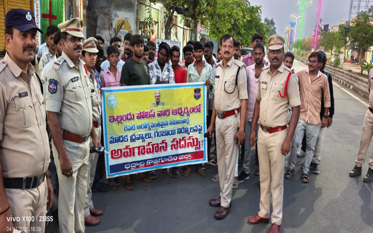 Yellandu : ద్విచ‌క్ర‌ వాహనదారులు త‌ప్ప‌నిస‌రిగా హెల్మెట్ వాడాలి : డీఎస్పీ చంద్ర‌భాను