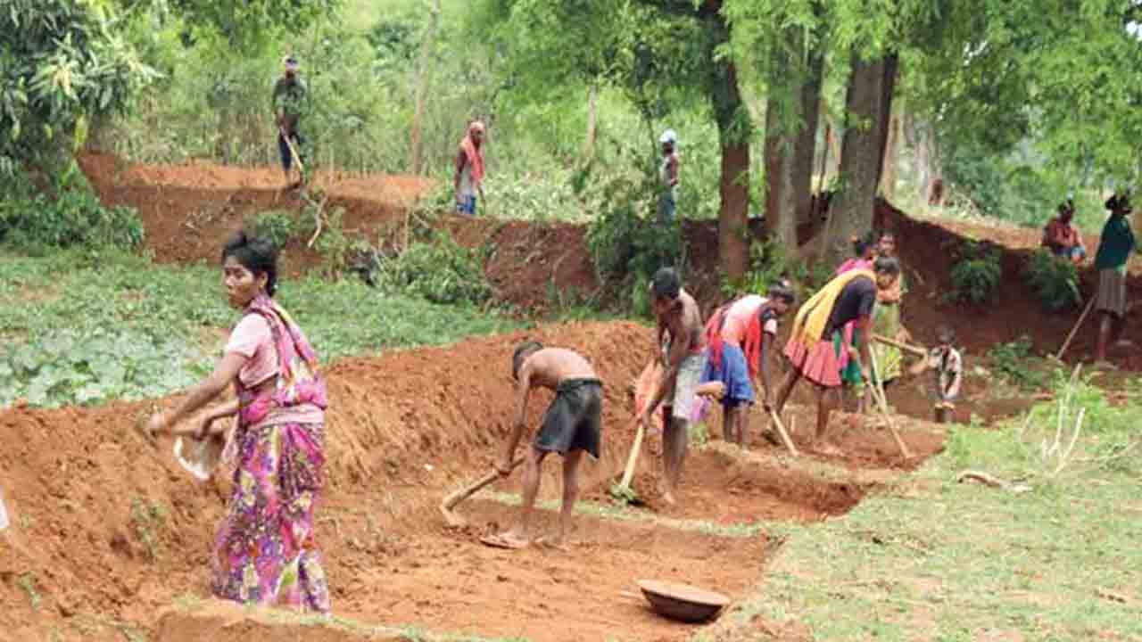 పనిస్తున్నరు.. పైసలివ్వట్లే..