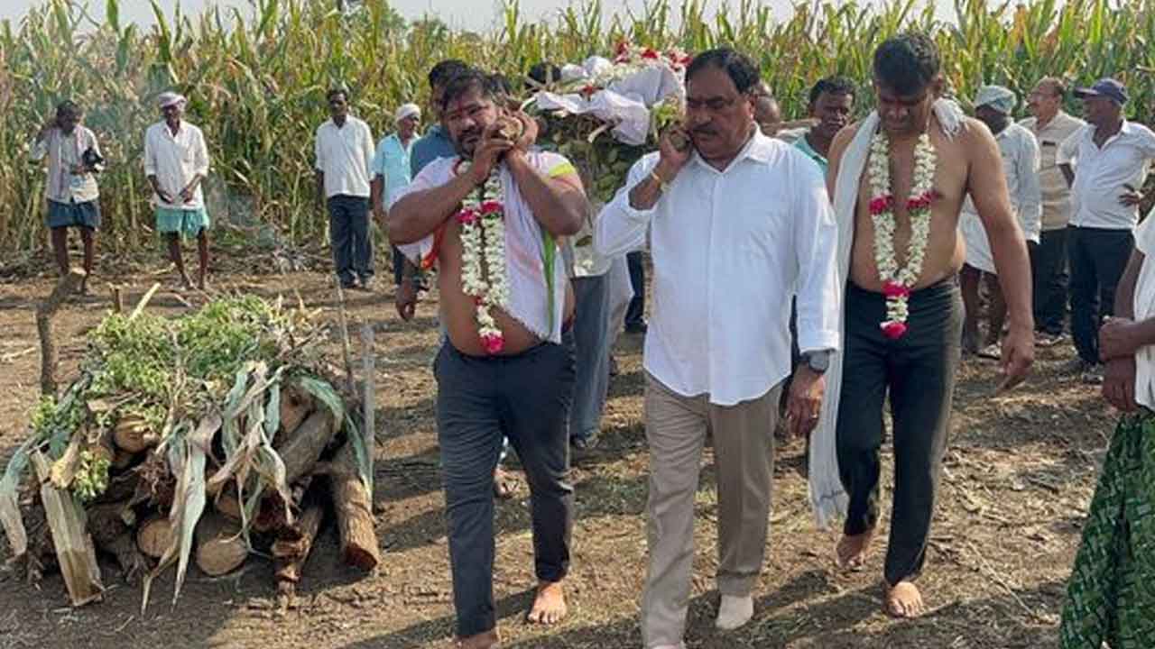 Errabelli Dayakar Rao | చదువు నేర్పిన గురువు పాడె మోసిన మాజీ మంత్రి ఎర్రబెల్లి దయాకర్ రావు