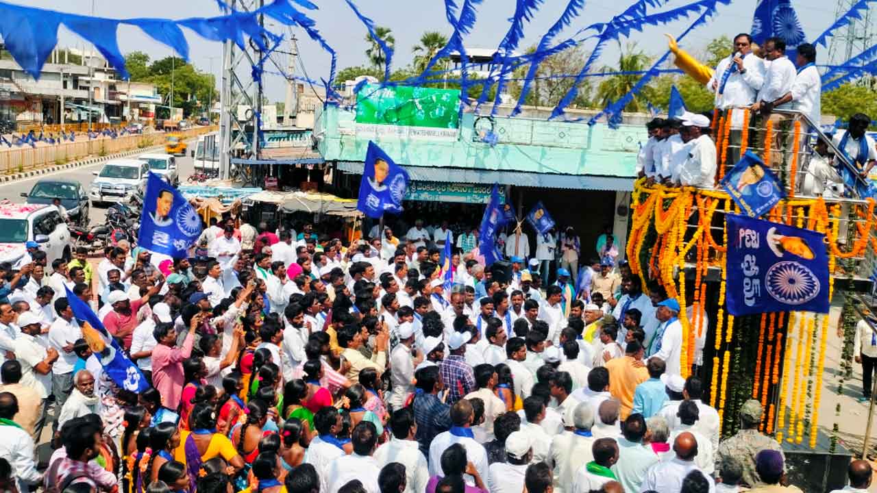 Ambedkar | అంబేద్కర్ విగ్రహావిష్కరణలో హైడ్రామా.. మాజీ మంత్రి ఎర్రబెల్లి పట్ల ఖాకీల దురుసు ప్రవర్తన : వీడియో