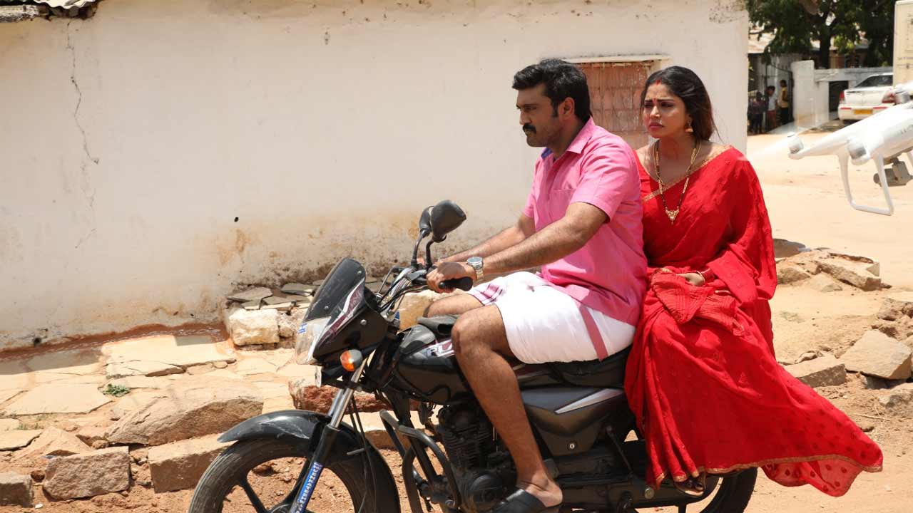 Erra Cheera | మా సినిమా స్టోరీ గెస్‌ చేస్తే, 5లక్షలు ప్రైజ్‌మనీ ఇస్తాం.. ఎర్రచీర నిర్మాత బంపరాఫర్‌