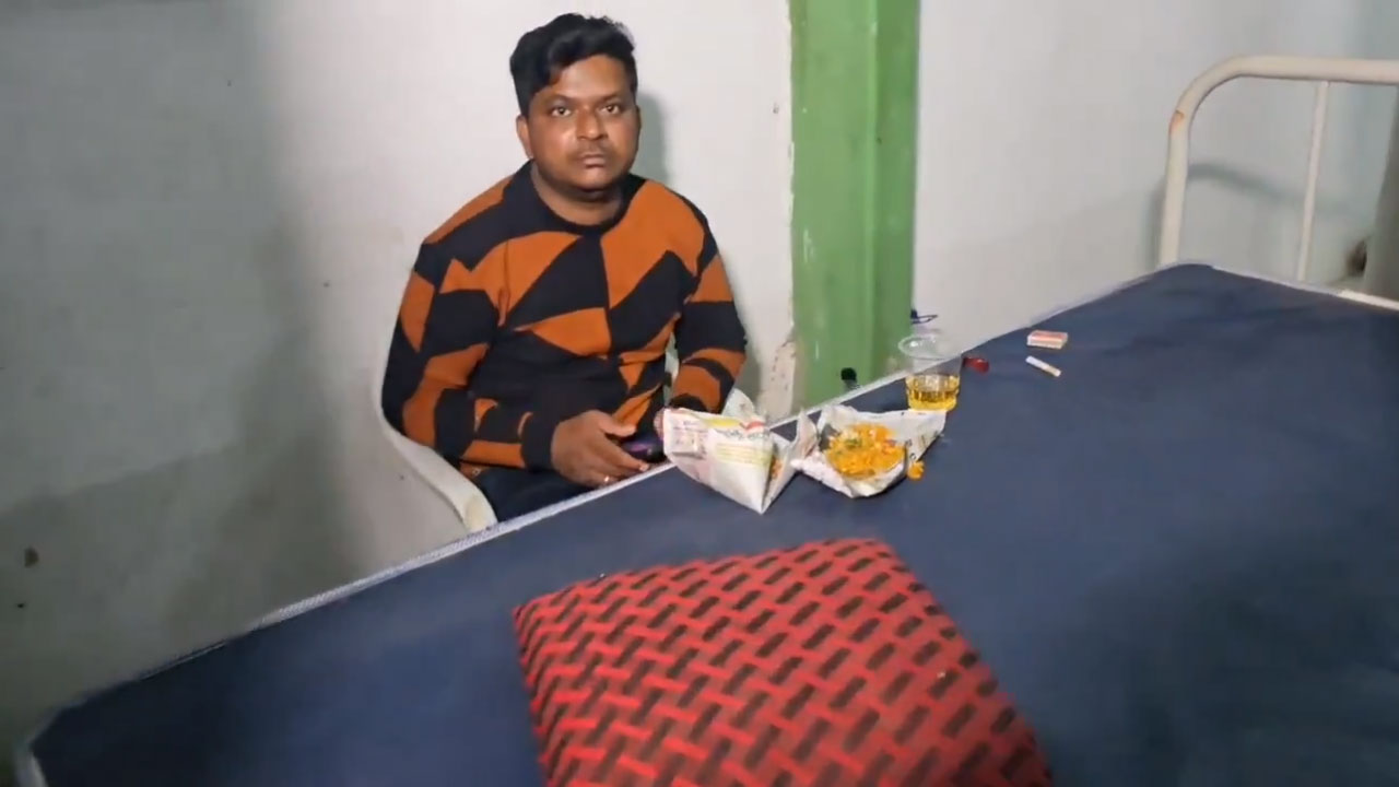 Chest Hospital | ఎర్ర‌గ‌డ్డ చెస్ట్ హాస్పిట‌ల్‌లో మ‌ద్యం సేవిస్తూ ప‌ట్టుబ‌డ్డ వార్డ్ బాయ్.. వీడియో