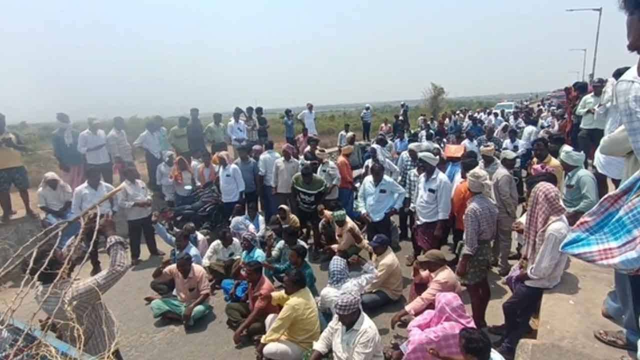 Irrigation water | సాగునీరు విడుదల చేయాలని రైతుల ఆందోళన