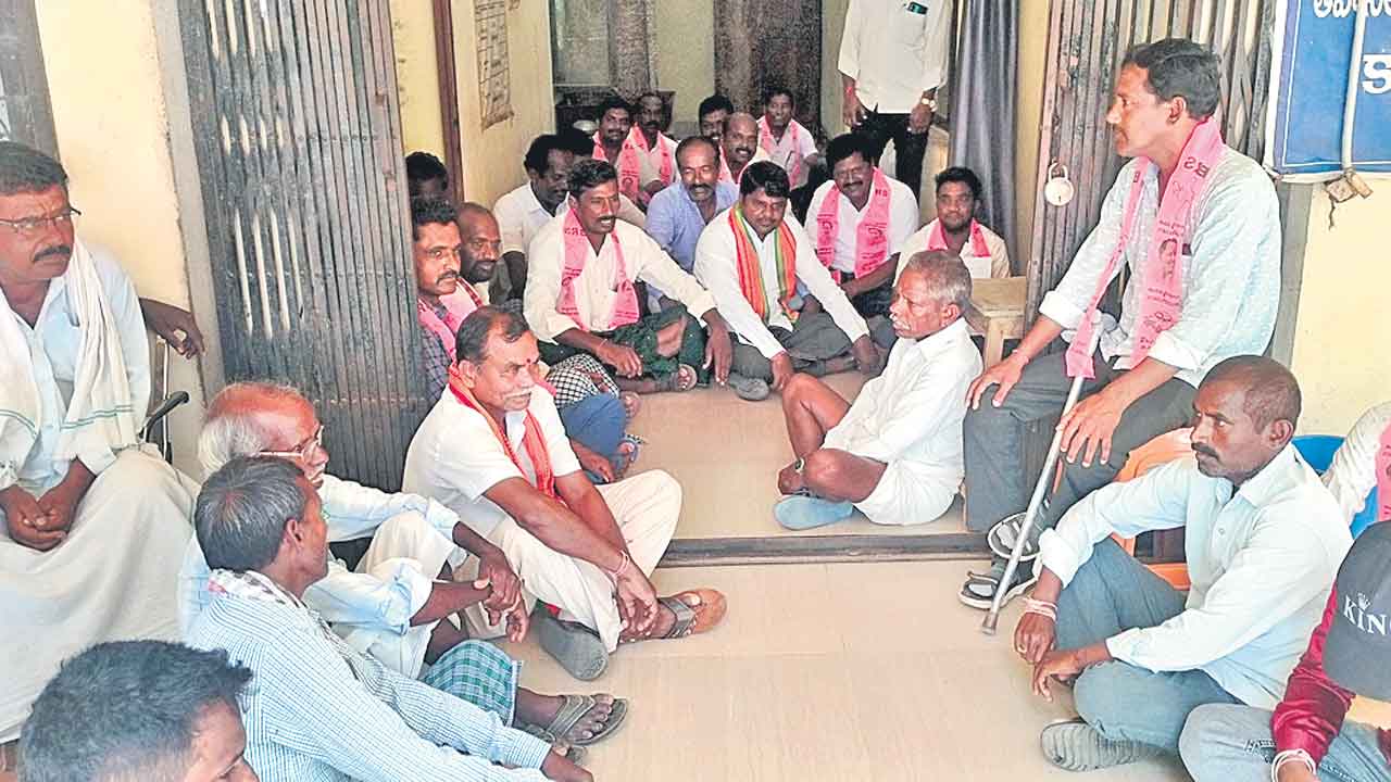 ఇటు నీళ్లివ్వరు.. అటు ధాన్యం కొనరు