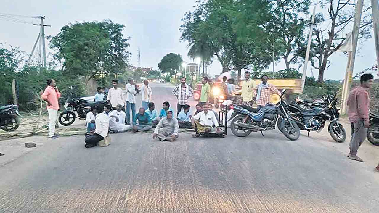 రోడ్డెక్కిన రైతులు