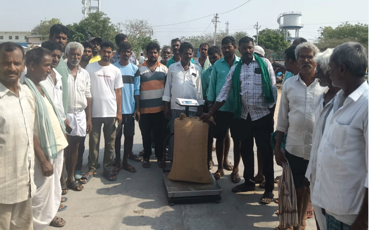 Kattangur : ధాన్యం తూకంలో మోసం.. రైతుల ఆందోళన