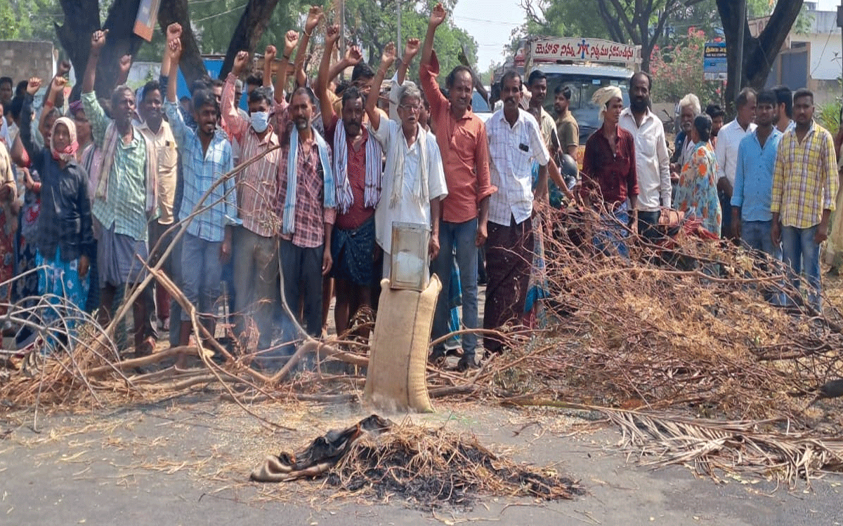 Farmers’ Protest : సూర్యాపేట-దంతాలపల్లి రహదారిపై రైతుల‌ ధర్నా
