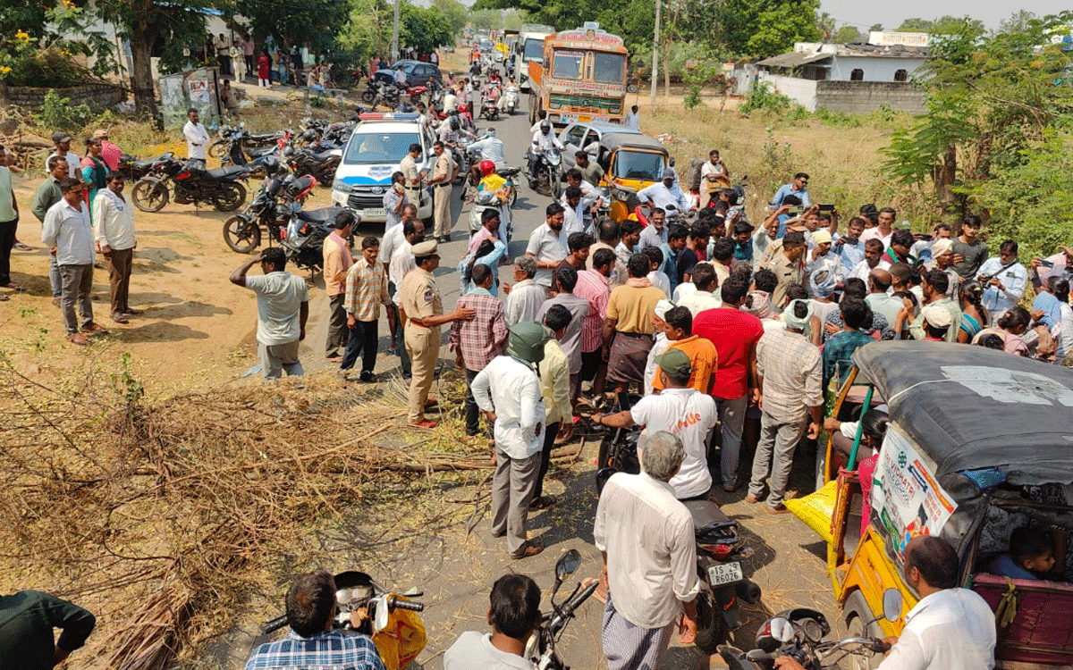 Farmers' Protest : సూర్యాపేట-దంతాలపల్లి రహదారిపై రైతుల‌ ధర్నా