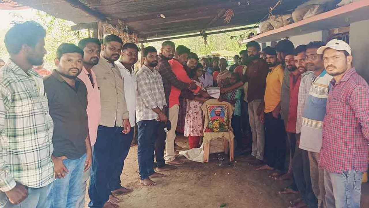 financial assistance | మిత్రుని కుటుంబానికి ఆర్థిక సహాయం అందజేత