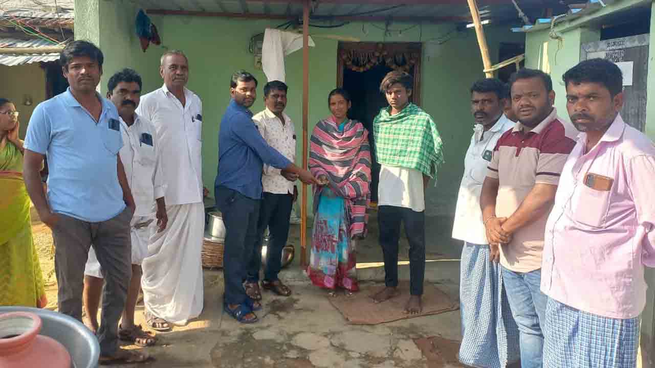 financial assistance | అనారోగ్యంతో ఆత్మహత్య.. మృతుడి కుటుంబానికి అండగా స్నేహితులు
