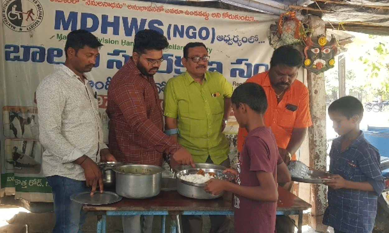 Godavarikhani | గోదావరిఖనిలో కూతురు జ్ఞాపకార్థం అనాథ పిల్లలకు అన్నదానం