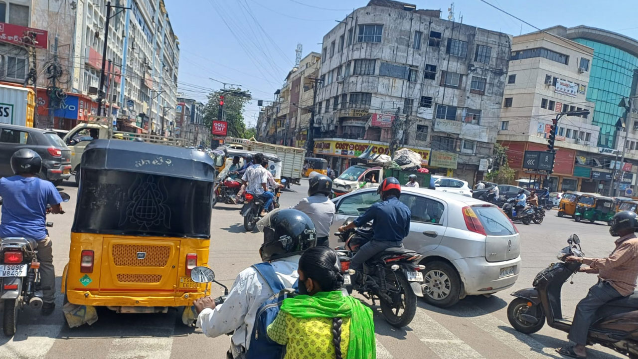 Hyderabad | లష్కర్‌లో ఫుట్ పాత్ ఆక్రమణలు.. కుంచించుకుపోతున్న రోడ్లు..