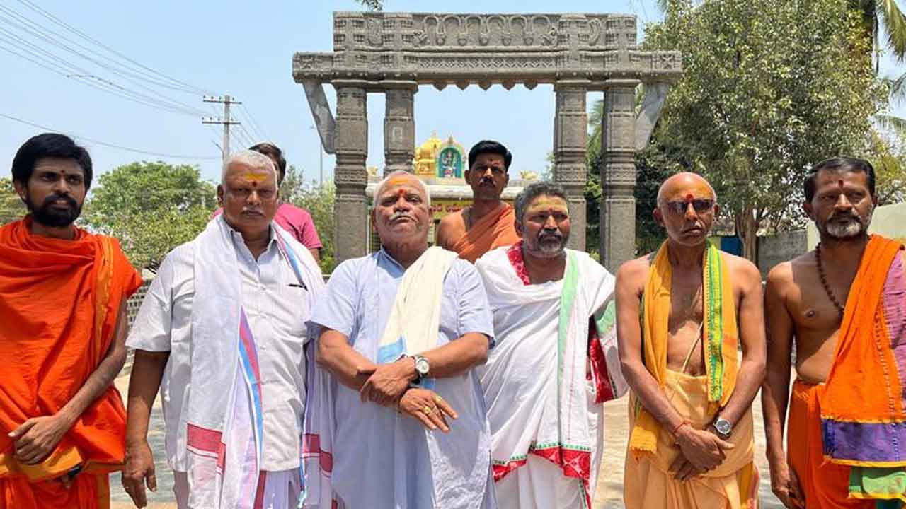 Inavolu | అర్చకుల మనోభావాలు దెబ్బతీస్తే సహించం : గంగు ఉపేందర్ శర్మ