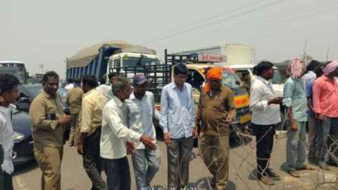 Gunny bags | గన్ని బ్యాగుల కోసం జాతీయ రహదారిపై రైతుల నిరసన