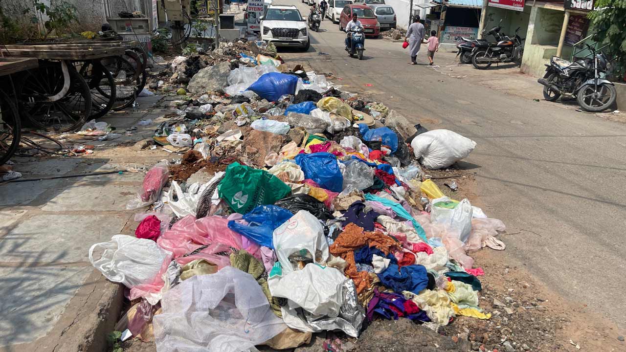 GHMC | మామూళ్లపైనే పారిశుద్ధ్య విభాగం దృష్టి.. గుట్టలుగా పేరుకుపోతున్న చెత్తాచెదారం