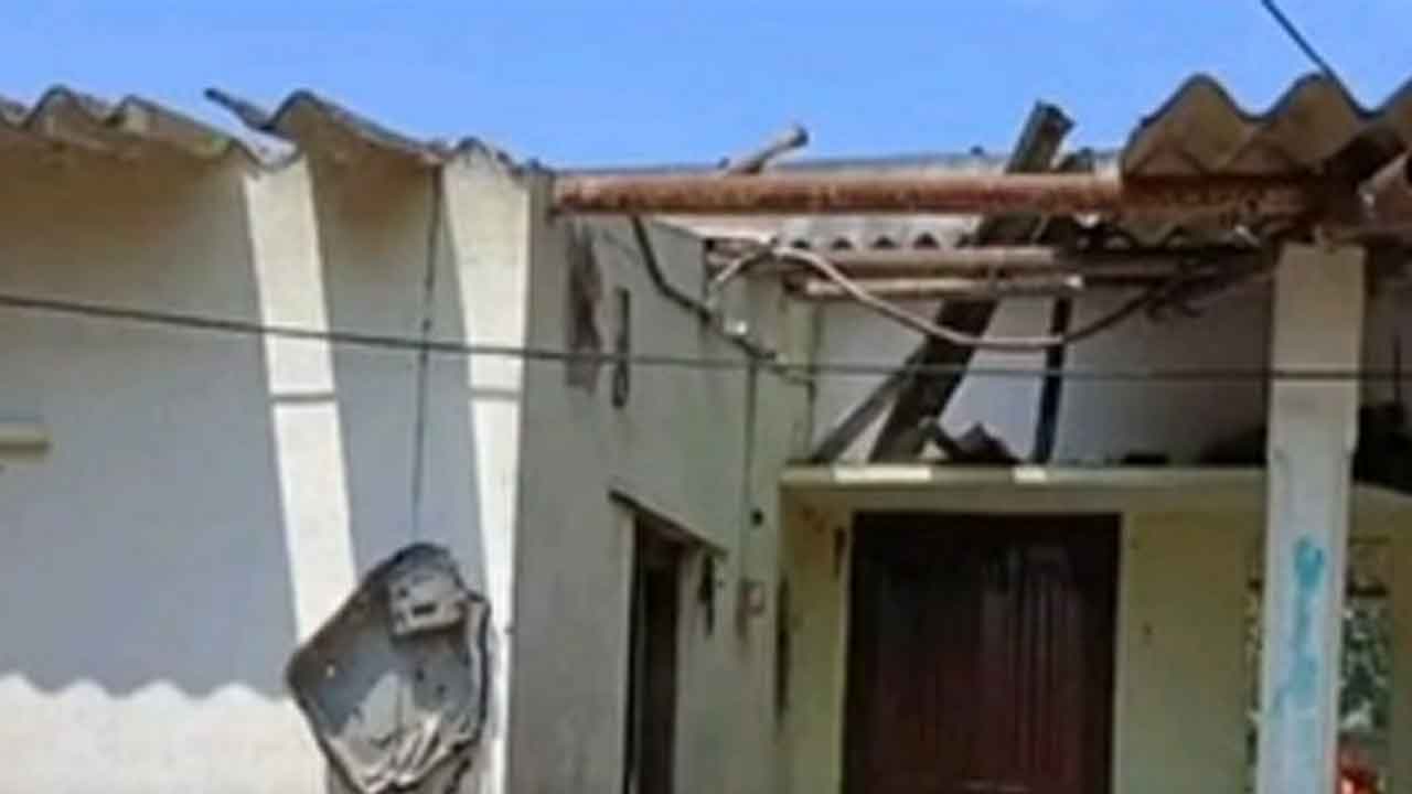 Gas cylinder | భోజన్నపేటలో పేలిన గ్యాస్ సిలిండర్.. తృటిలో తప్పిన పెను ప్రమాదం