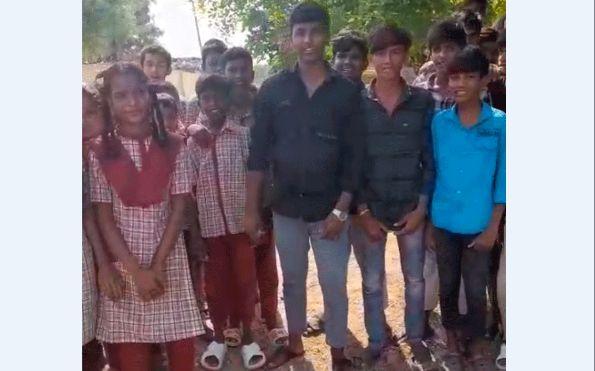 Gattuppal : పాఠశాల ముందు సీసీ రోడ్డు నిర్మించాల‌ని విద్యార్థుల ఆందోళన