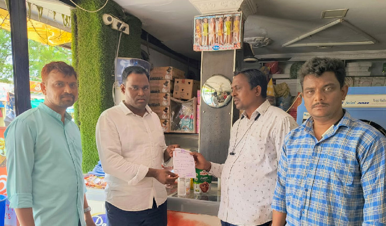 Godavarikhani | కాలం చెల్లిన పదార్థాలతో కేకుల తయారీ