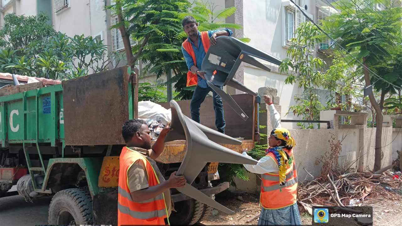 GHMC | ఇళ్లలో పనికిరాకుండా ఉన్న వస్తువులను పట్టుకెళ్తున్న జీహెచ్ఎంసీ.. కూకట్పల్లిలో వినూత్న కార్యక్రమం