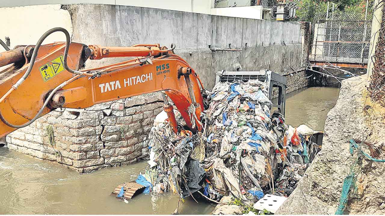 GHMC | ముంచెత్తిన నిర్లక్ష్యం.. నాలా పూడికతీత పనుల ఆలస్యంతో మునిగిన లోతట్టు ప్రాంతాలు