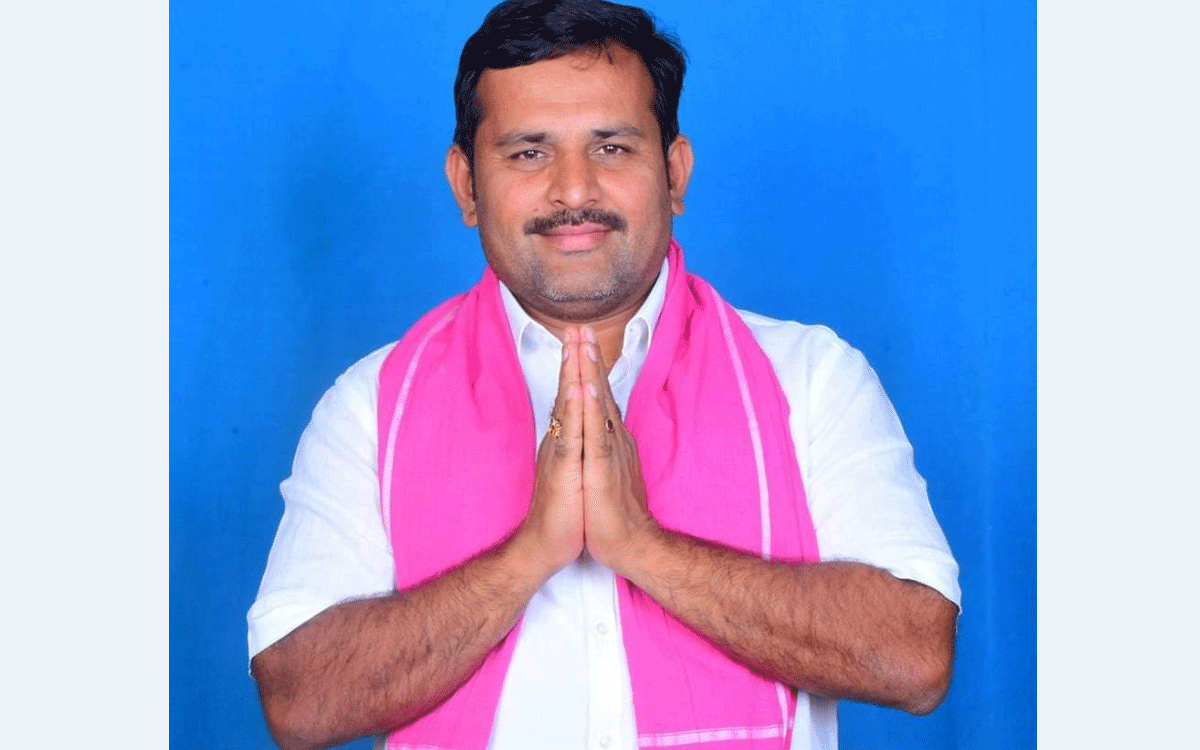 Julurupadu : బీఆర్ఎస్‌ రజతోత్సవాన్ని అడ్డుకునేందుకే సిటీ పోలీస్ యాక్ట్ : లకావత్ గిరిబాబు