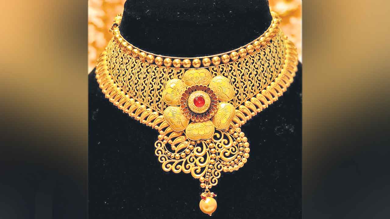 శాంతించిన పసిడి.. తులంపై రూ.1,550 తగ్గుదల