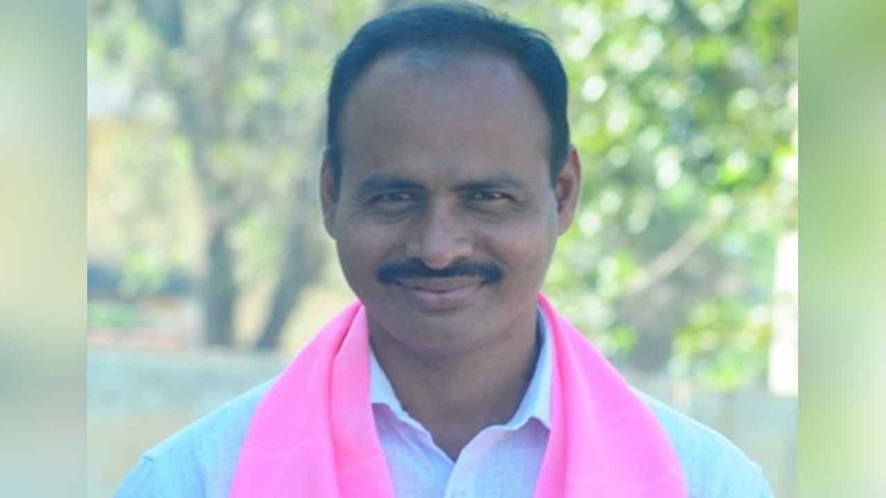 Outsourced workers | ఔట్ సోర్సింగ్ కార్మికులను విధుల్లోకి తీసుకోవాలి