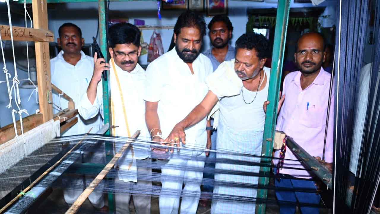 చేనేత కార్మికులకు చేయూతనిచ్చిన కేసీఆర్