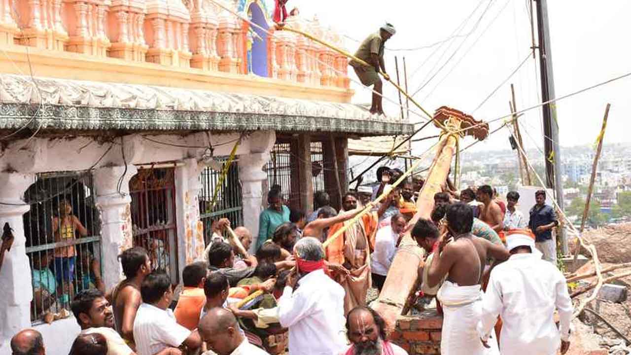 Govindarajaswamy temple | గోవింరాజస్వామి ఆలయంలో ధ్వజస్తంభ ప్రతిష్ఠ