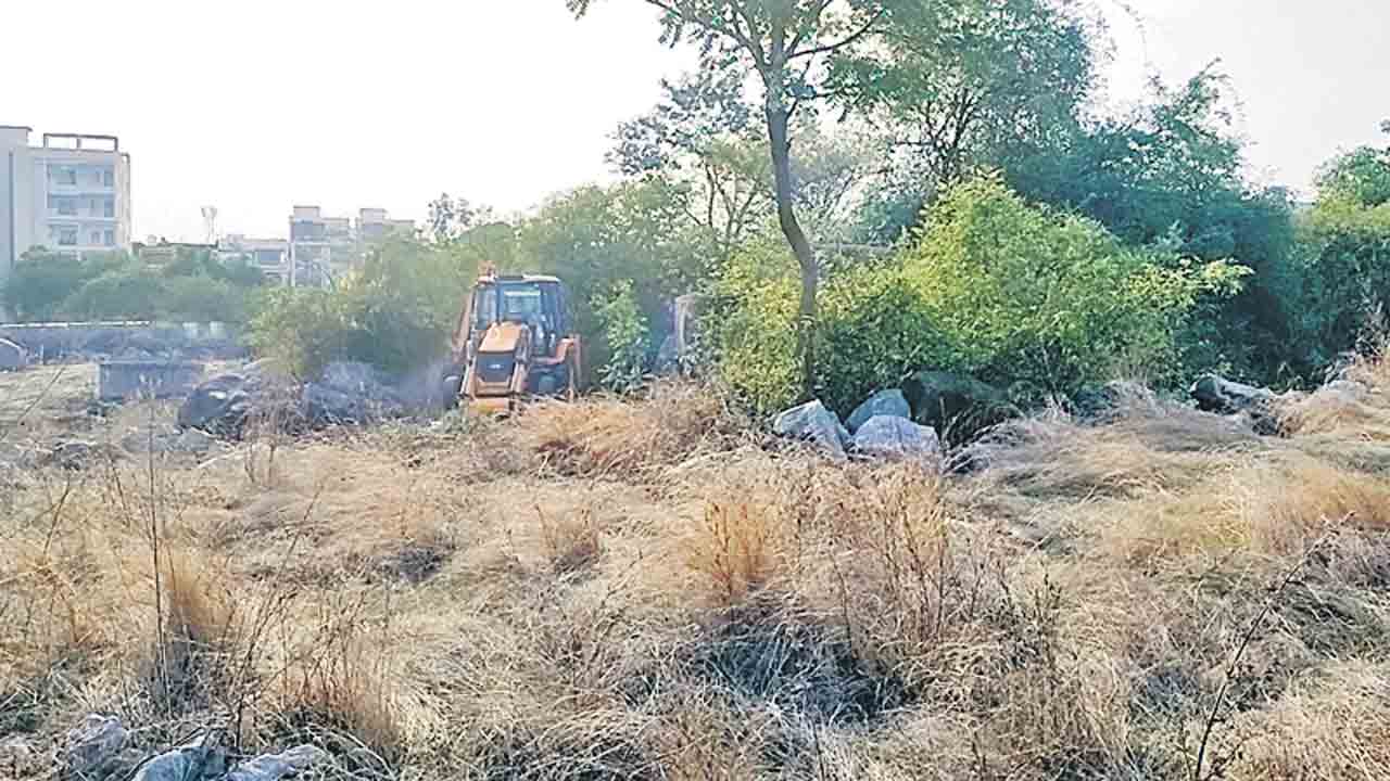 ప్రభుత్వ భూమికి ఎసరు..?