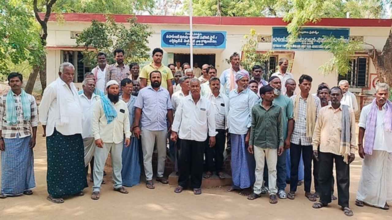 Grain procurement | ధాన్యం కాంటా చేయడంలో జాప్యం.. ధర్నాకు దిగిన రైతులు