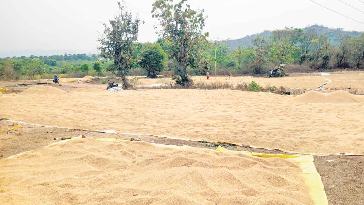 కేంద్రాలు నిండినయ్‌.. ధాన్యం కొనేదెన్నడు?