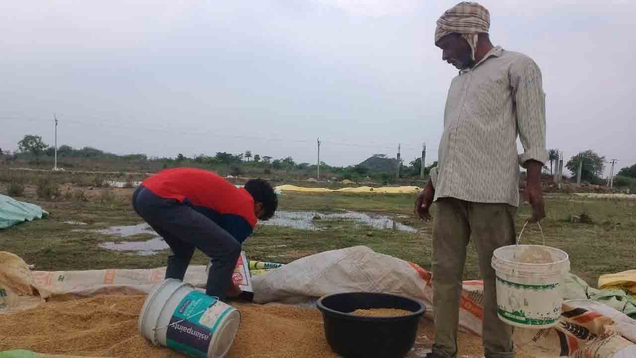 ధాన్యం కొనుగోలు కేంద్రాల్లో.. సౌకర్యాలు నిల్‌