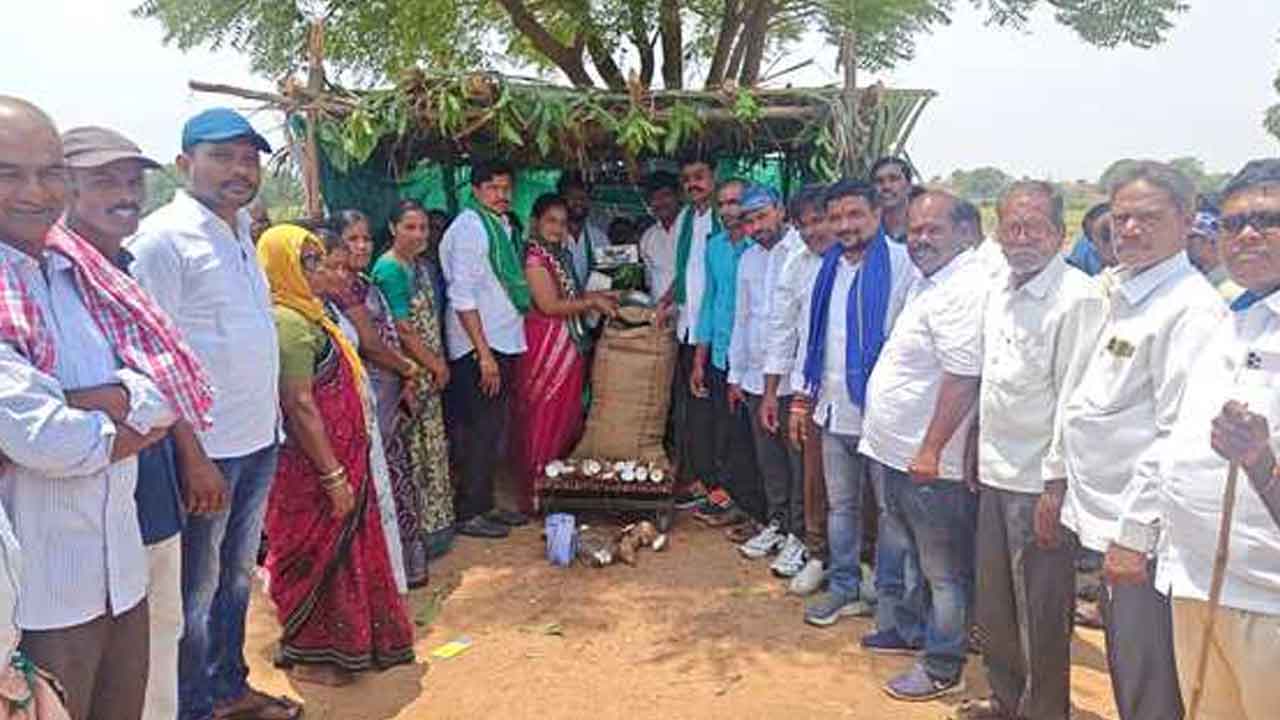 Purchasing centers | రైతులు కొనుగోలు కేంద్రాల్లోనే ధాన్యం విక్రయించాలి