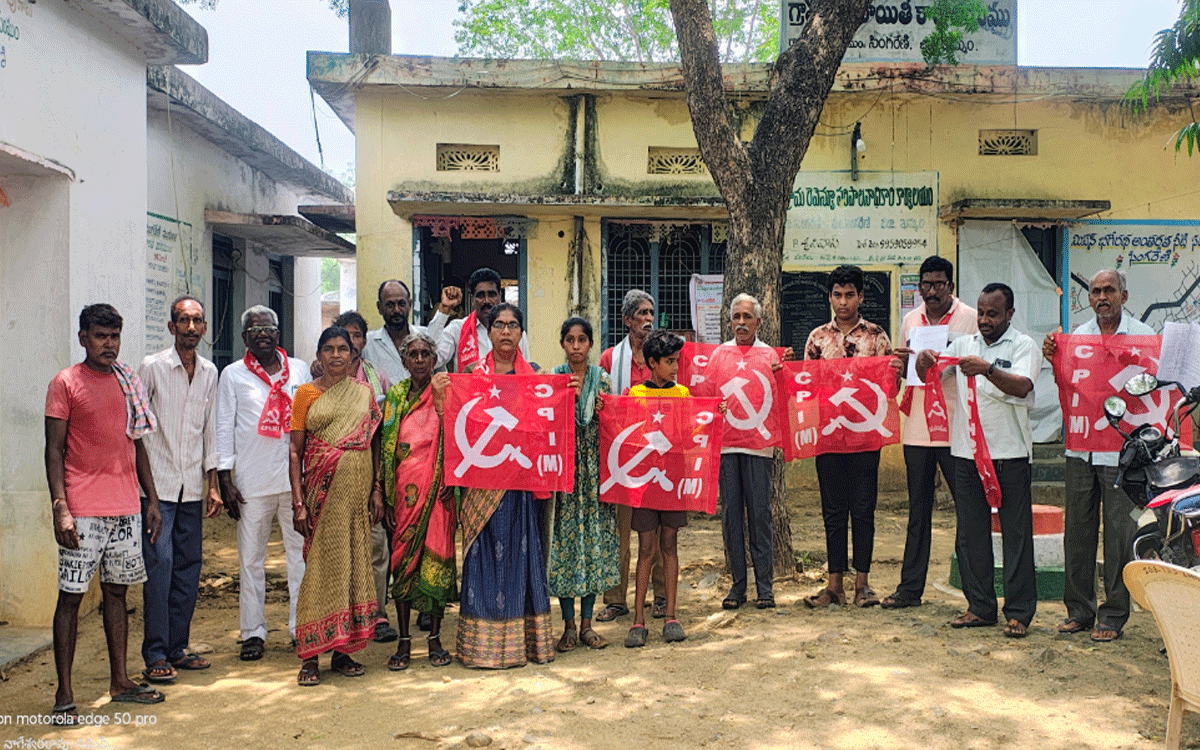 Karepalli : గ్రామ పంచాయతీ సమస్యలు పరిష్కరించాలని సిపిఎం నిరసన