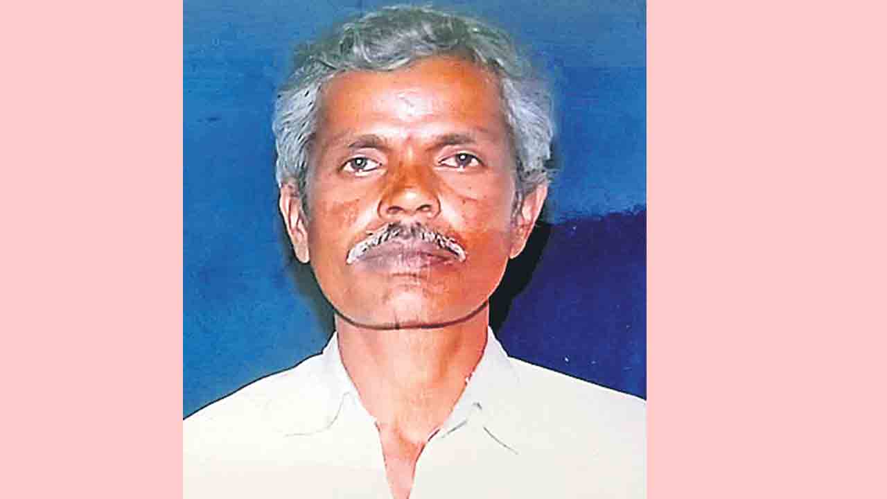 కొనుగోలు కేంద్రంలో కుప్పకూలిన రైతు