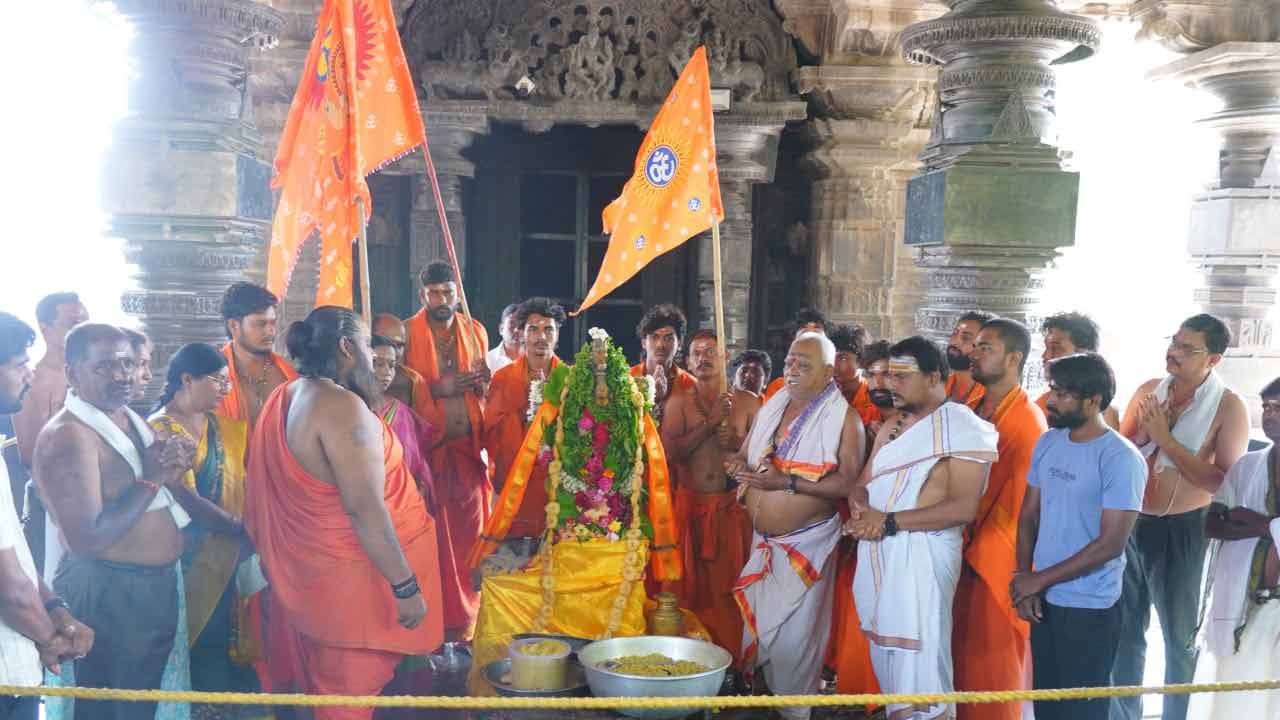 Warangal | వేయిస్తంభాల దేవాలయంలో పంచముఖ ఆంజనేయస్వామికి పంచామృత అభిషేకం