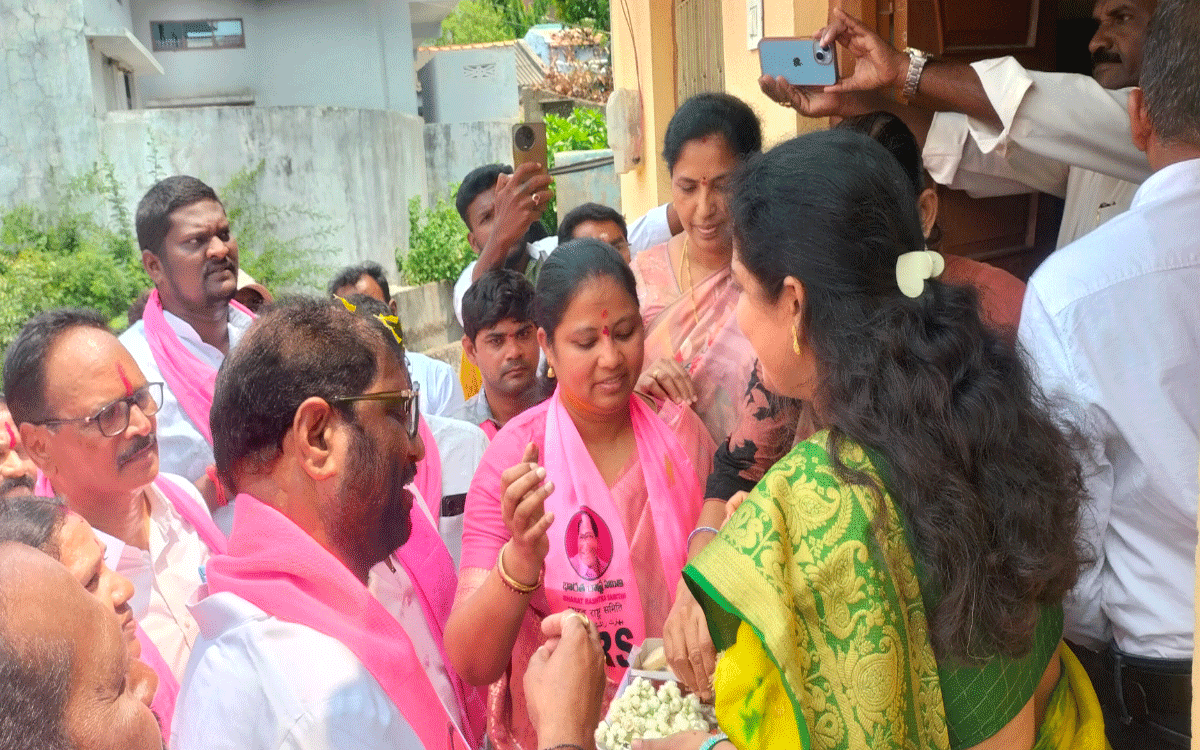 Yellandu : బీఆర్ఎస్ ర‌జతోత్స‌వ స‌భ‌కు పండుగలా త‌ర‌లాలి : ఎంపీ వ‌ద్దిరాజు, మాజీ ఎమ్మెల్యే హ‌రిప్రియ‌
