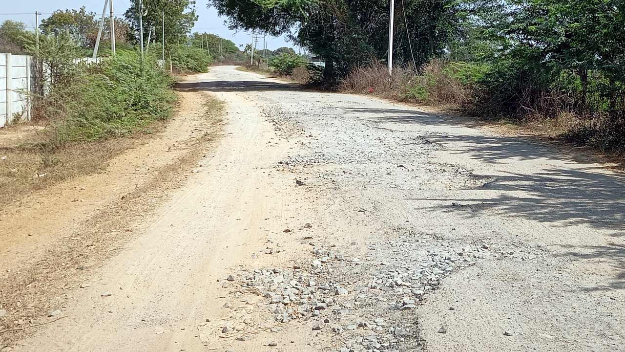 Sangareddy | గుంతలమయంగా తారురోడ్డు.. ఇబ్బందుల్లో ప్రయాణికులు